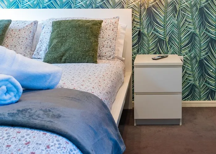 Cheerful 4-bedroom House With Multiple Car Parking * Manchester