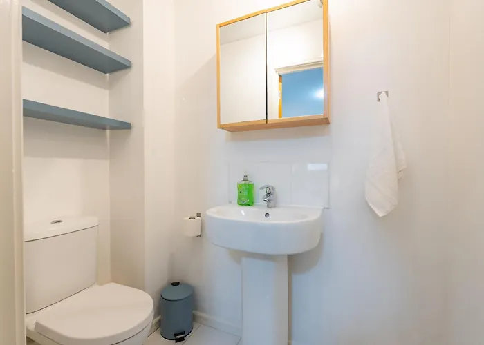 Cheerful 4-bedroom House With Multiple Car Parking Casa vacanze Manchester