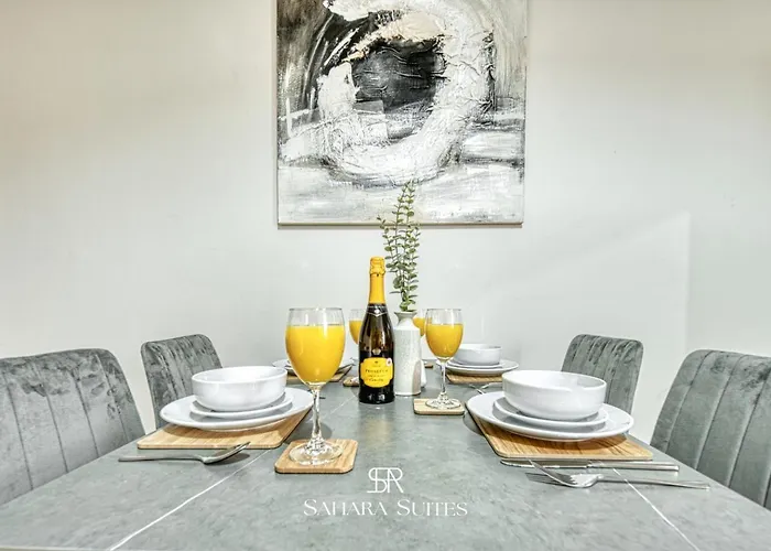 Spacious 5br - Sleeps 10 - - Ao, Etihad & Trafford - Parking 펜션 *