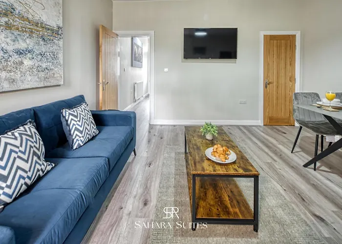 Spacious 5br - Sleeps 10 - - Ao, Etihad & Trafford - Parking * 맨체스터