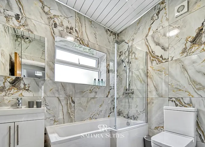 Spacious 5-bedroom - Sleeps 10 - - Parking