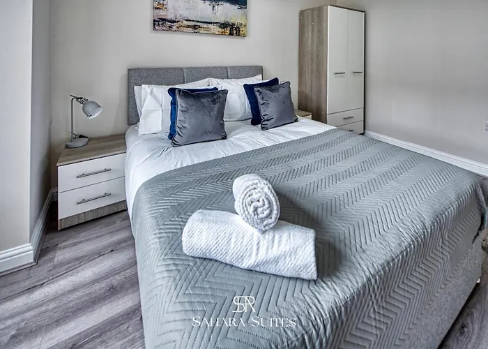 Spacious 5br - Sleeps 10 - - Ao, Etihad & Trafford - Parking 맨체스터