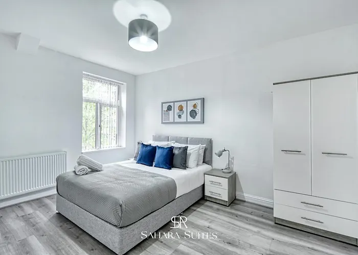 Spacious 5br - Sleeps 10 - - Ao, Etihad & Trafford - Parking Hébergement de vacances Manchester