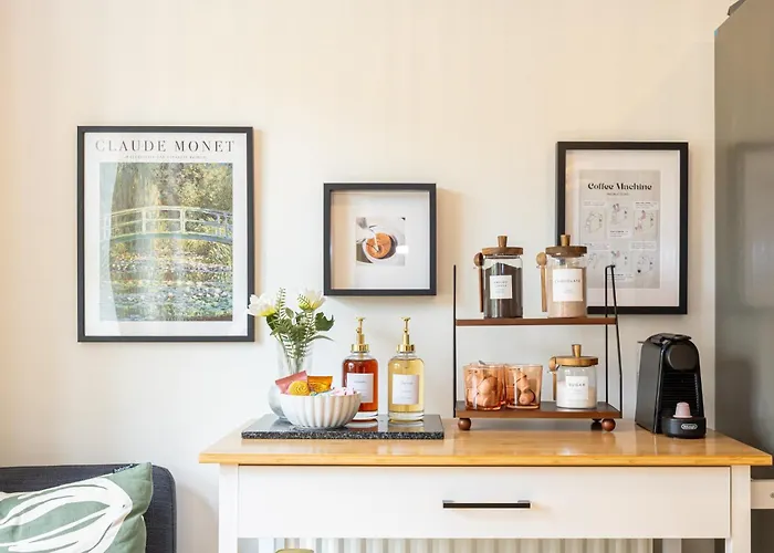 Feriehus Luxury Spacious 3-bed Oasis Just 10 Mins From Centre With Free Parking