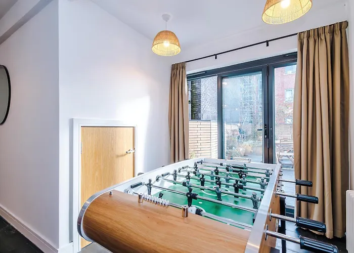 Stunning 3br Townhouse, Terrace, Games, Free Parking * Manchester