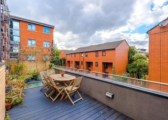 Stunning 3br Townhouse, Terrace, Games, Free Parking