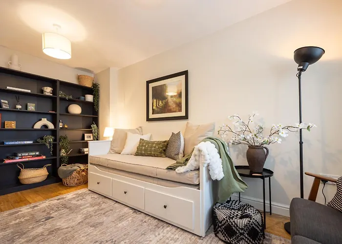 Feriehus Luxury Spacious 3-bed Oasis Just 10 Mins From Centre With Free Parking