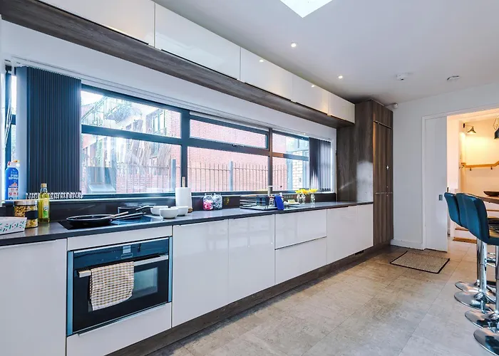 Ferienhaus Stunning 3br Townhouse, Terrace, Games, Free Parking Manchester