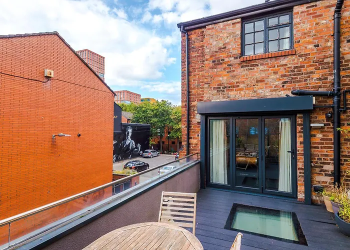 Stunning 3br Townhouse, Terrace, Games, Free Parking Dom wakacyjny Manchester