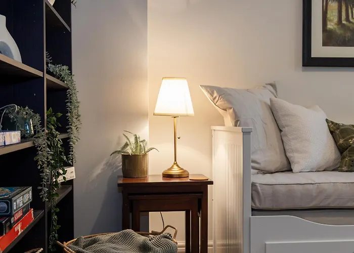 Luxury Spacious 3-bed Oasis Just 10 Mins From Centre With Free Parking Feriehus