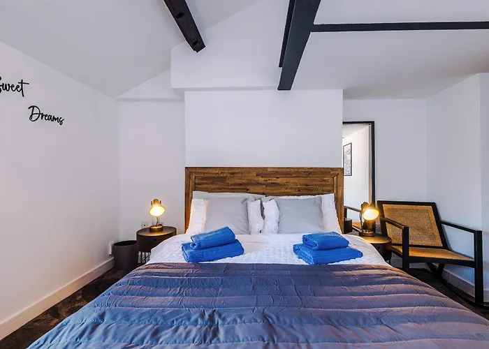 Stunning 3br Townhouse, Terrace, Games, Free Parking