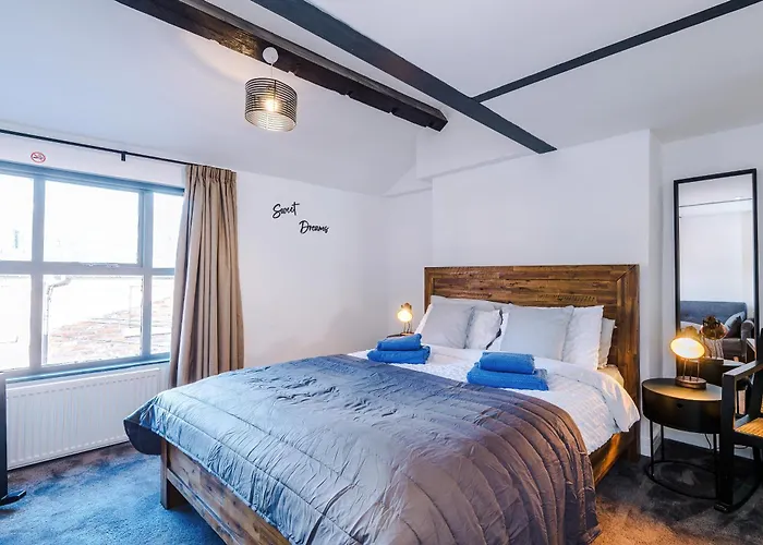 Stunning 3br Townhouse, Terrace, Games, Free Parking