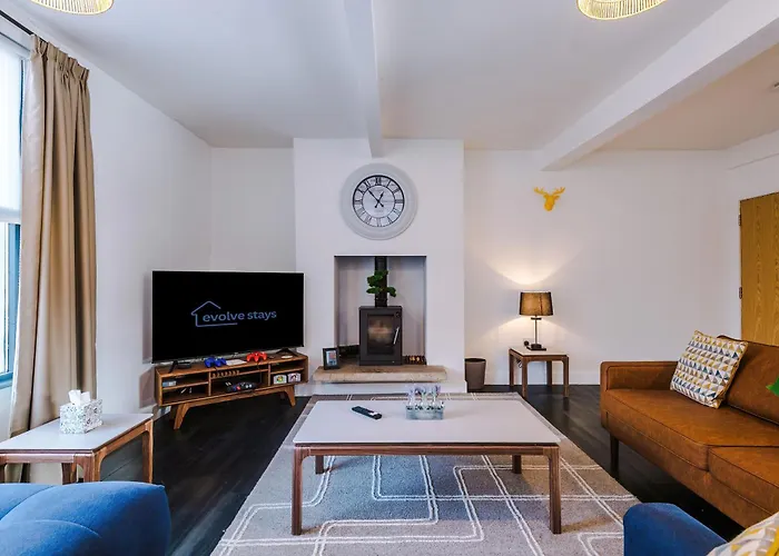 Stunning 3br Townhouse, Terrace, Games, Free Parking