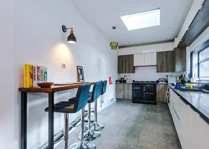 Stunning 3br Townhouse, Terrace, Games, Free Parking