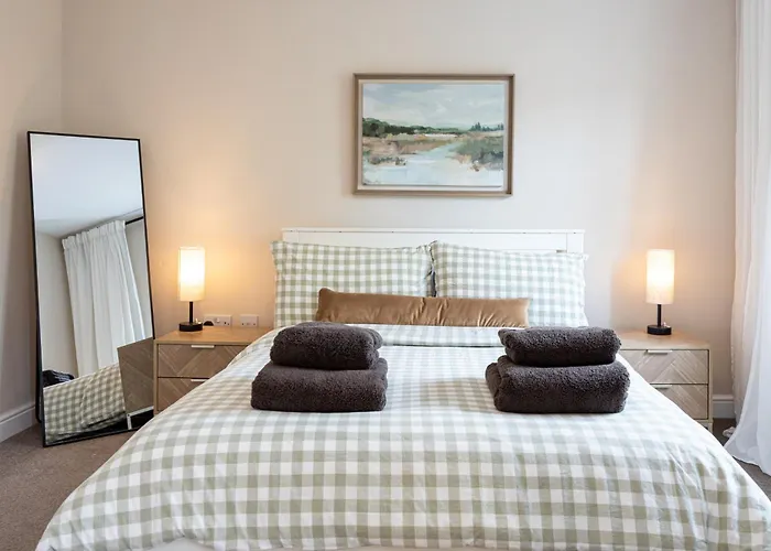 Luxury Spacious 3-bed Oasis Just 10 Mins From Centre With Free Parking *