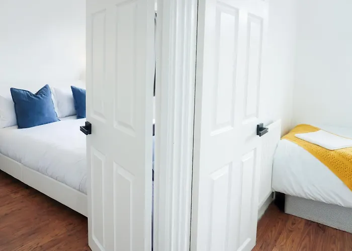 Semesterbostad Spacious 3br Near Etihad And Coop Live - Free Parking! *