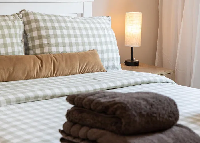 Feriehus Luxury Spacious 3-bed Oasis Just 10 Mins From Centre With Free Parking