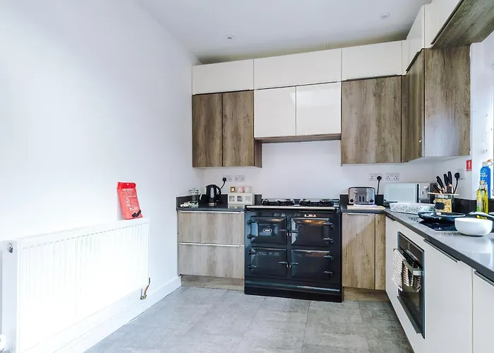 Stunning 3br Townhouse, Terrace, Games, Free Parking *