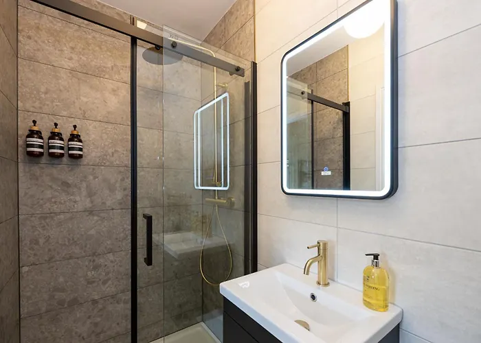 Luxury Spacious 3-bed Oasis Just 10 Mins From Centre With Free Parking Manchester