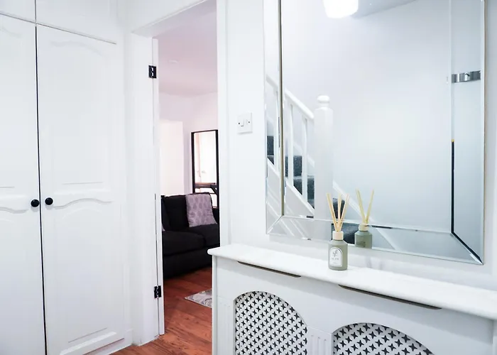 Spacious 3br Near Etihad And Coop Live - Free Parking! Semesterbostad *