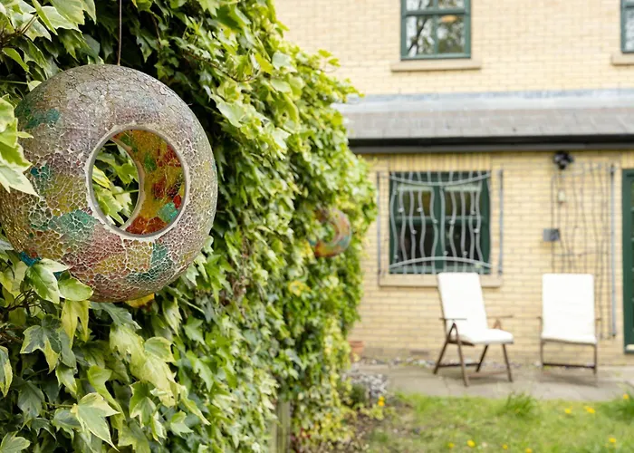 Luxury Spacious 3-bed Oasis Just 10 Mins From Centre With Free Parking Feriehus