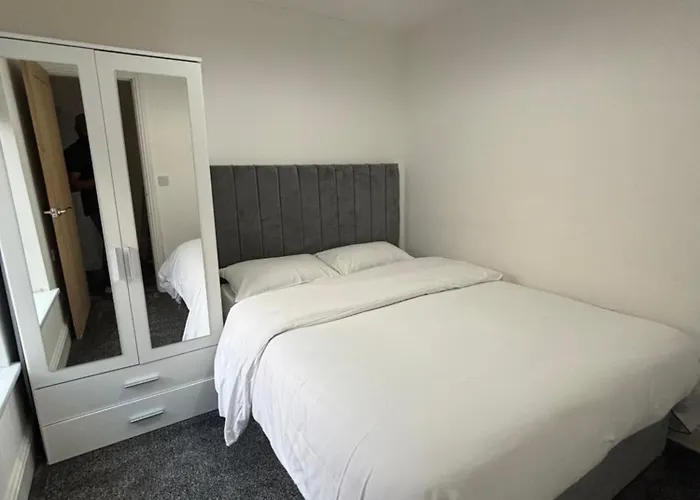 1 Bedroom Flat - Airport - 7 Mins To Man - Staycations & Business Stays! * Mánchester