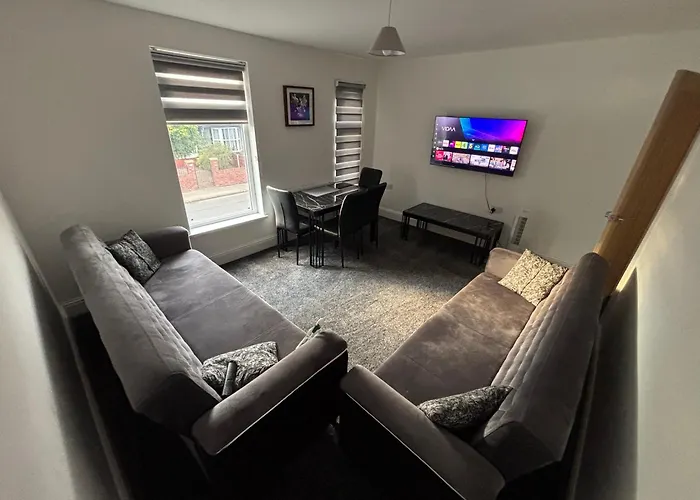 1 Bedroom Flat - Airport - 7 Mins To Man - Staycations & Business Stays!