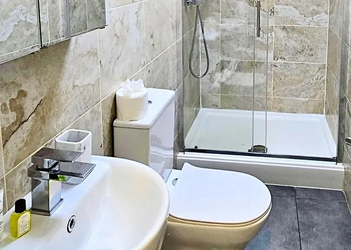 Stylish 1br Executive Bury With Kitchen And Wifi Манчестер