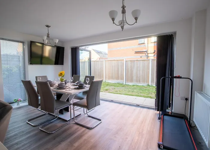 Luxury Deluxe - 4 Bedrooms - 6 Beds - 10 Guests - Private Parking - Contractors Welcome - Trafford Stretford * Manchester