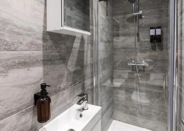 Дом отдыха Cosy Stylish 5-bed 3-bath, With Free Wi-fi, Garden And Parking