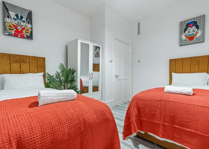Сasa de vacaciones 4 Bedroom House In Eccles, Trafford, - Sleeps 10 - 3 Double Beds - 4 Single Beds - Free Parking, Garden & Fast Fibre Wi-fi - Close To Trafford Centre, Mediacityuk, Salford Quays, And Both Old Trafford Stadiums Mánchester