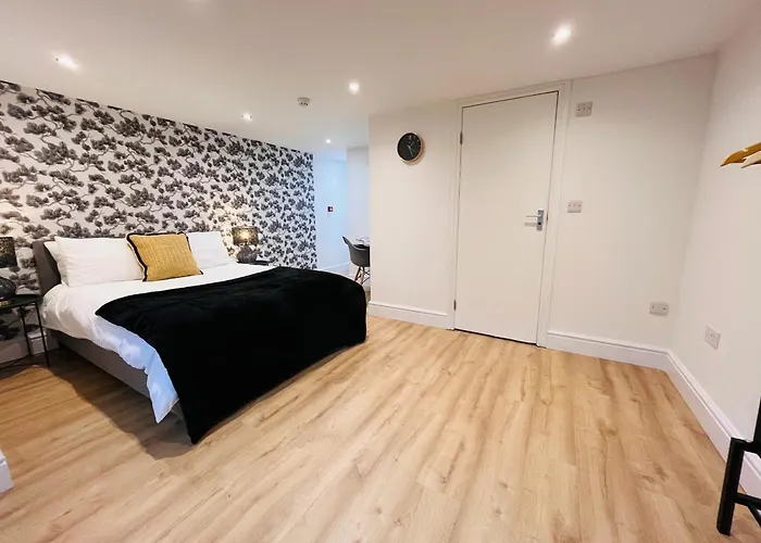 Stylish 5br 5ba In Salford Street Parking 펜션 *