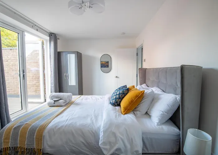 Apartament Luxury Deluxe - 4 Bedrooms - 6 Beds - 10 Guests - Private Parking - Contractors Welcome - Trafford Stretford