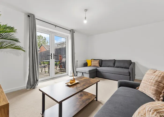 3 Bedroom House With 5 Beds And Parking 18lw