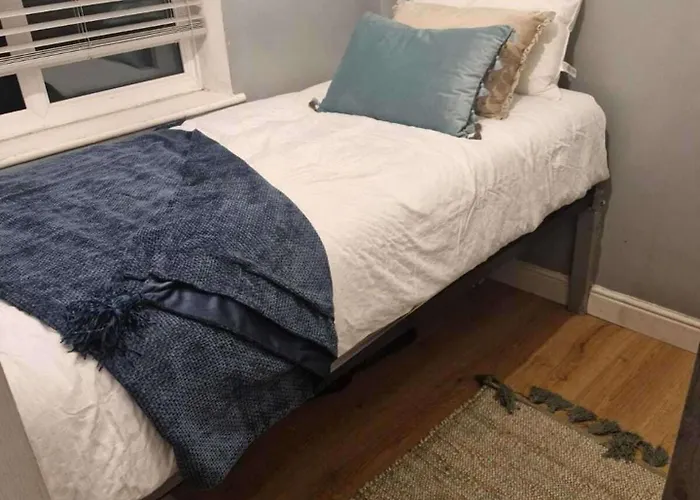 Sleeps 5 - Free Parking - Near Airport & *