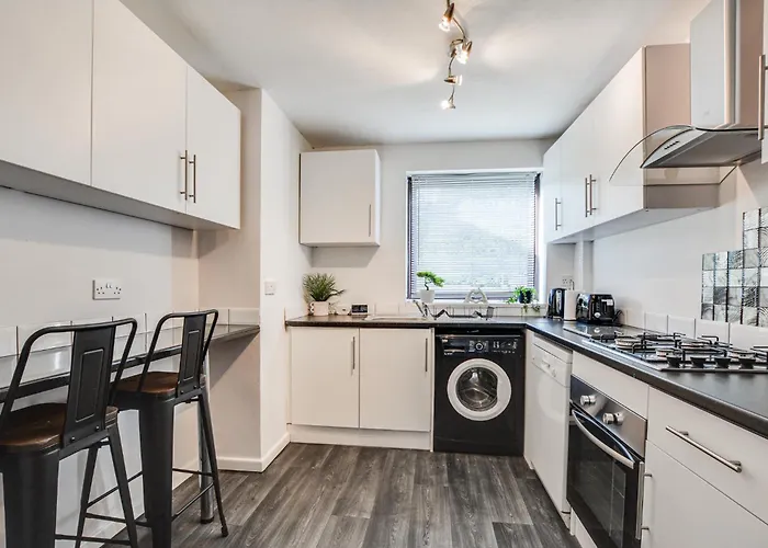 New 3 Bedroom Stylish With Drive & Garden * Manchester