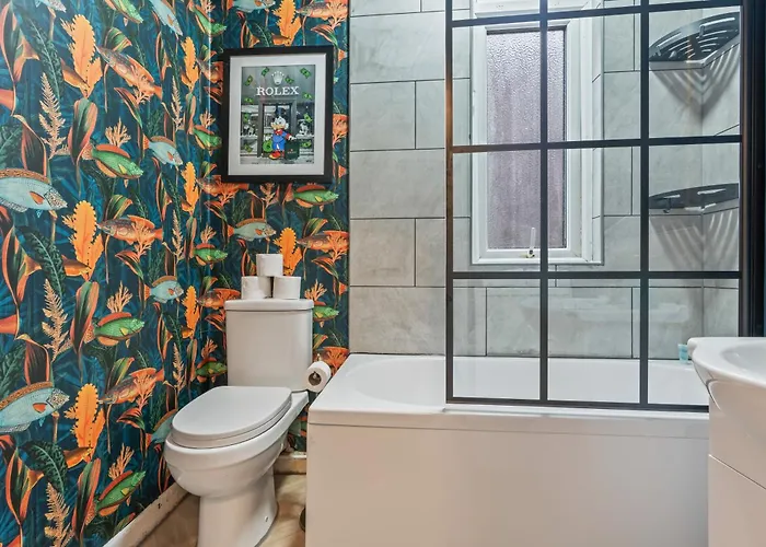 4 Bedroom House In Eccles, Trafford, - Sleeps 10 - 3 Double Beds - 4 Single Beds - Free Parking, Garden & Fast Fibre Wi-fi - Close To Trafford Centre, Mediacityuk, Salford Quays, And Both Old Trafford Stadiums Сasa de vacaciones