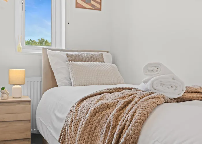 Cosy Stylish 5-bed 3-bath, With Free Wi-fi, Garden And Parking بيت للعطل