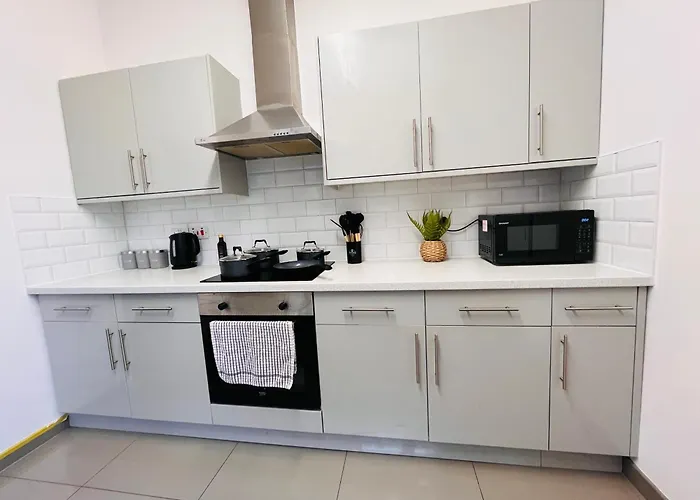 Stylish 5br 5ba In Salford Street Parking *