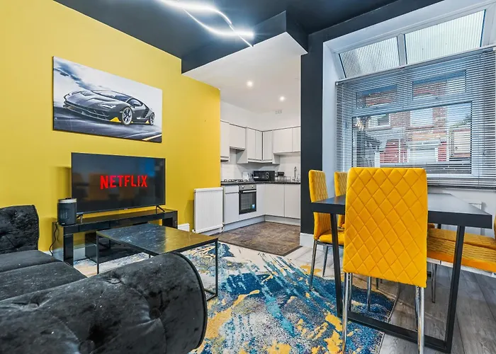 4 Bedroom House In Eccles, Trafford, - Sleeps 10 - 3 Double Beds - 4 Single Beds - Free Parking, Garden & Fast Fibre Wi-fi - Close To Trafford Centre, Mediacityuk, Salford Quays, And Both Old Trafford Stadiums Сasa de vacaciones *