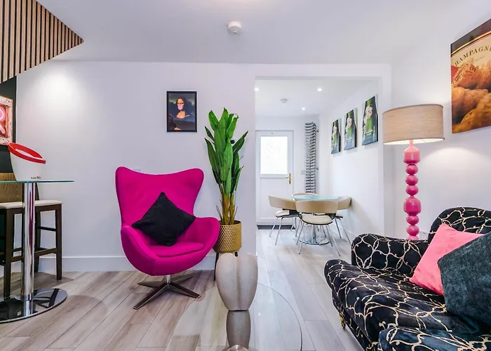 Dom wakacyjny Minutes To The Coop Live Arena & Etihad Stadium - Free Parking With Ev Charger *