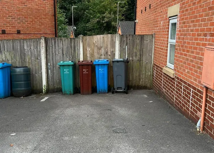 House - Sleeps 5 Private Parking & Pets Allowed Manchester