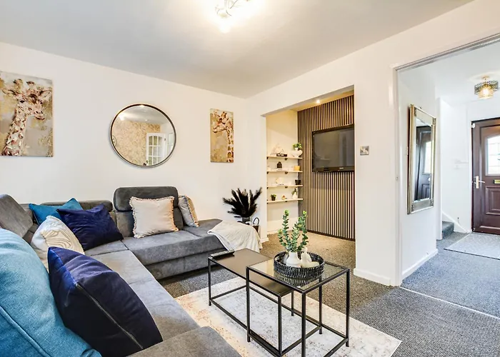 New 3 Bedroom Stylish With Drive & Garden Manchester