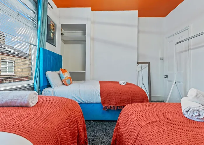 4 Bedroom House In Eccles, Trafford, - Sleeps 10 - 3 Double Beds - 4 Single Beds - Free Parking, Garden & Fast Fibre Wi-fi - Close To Trafford Centre, Mediacityuk, Salford Quays, And Both Old Trafford Stadiums Сasa de vacaciones *