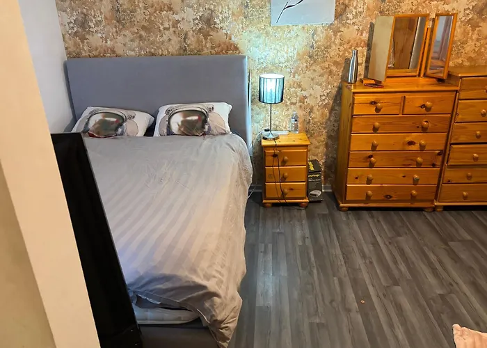 Female&family Single, Double And King Size With Shared Bathroom *