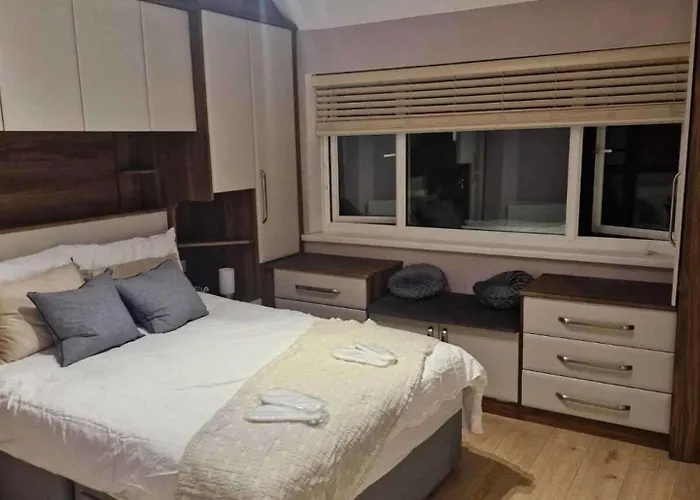 Dom wakacyjny Sleeps 5 - Free Parking - Near Airport &