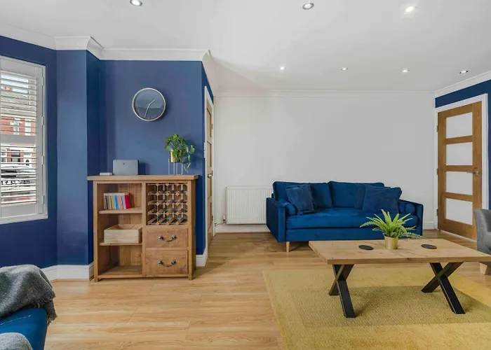 Guest house Guestready - Charming Retreat In Trafford 4*