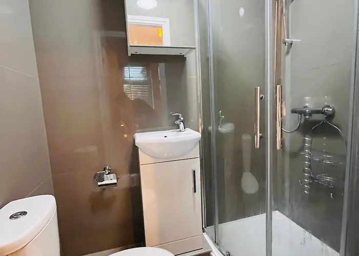 Stylish 5br 5ba In Salford Street Parking *