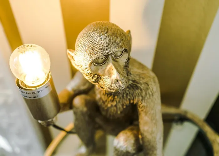 Spacious 4br With 3 Baths, Prázdninový dům Manchester