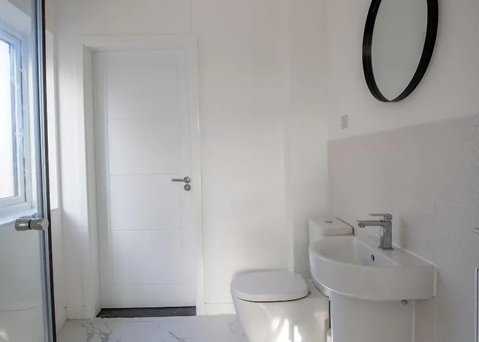 Apartment Luxury Deluxe - 4 Bedrooms - 6 Beds - 10 Guests - Private Parking - Contractors Welcome - Trafford Stretford *